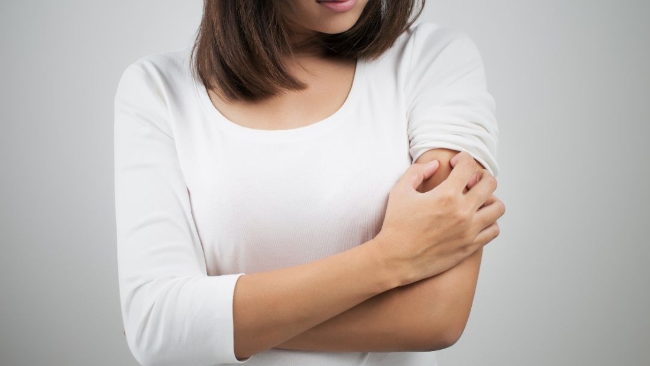 Dermatite Atopica: quali sono i sintomi e quali rimedi esistono per contrastarla