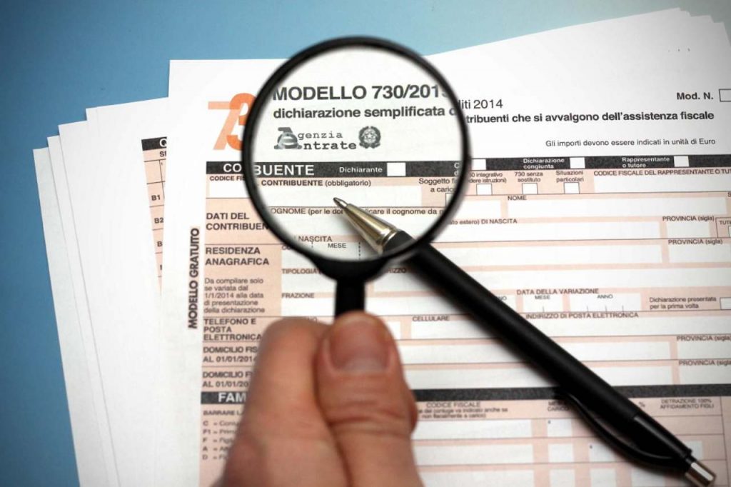lente d'ingrandimento sulla dichiarazione dei redditi