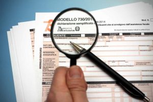lente d'ingrandimento sulla dichiarazione dei redditi