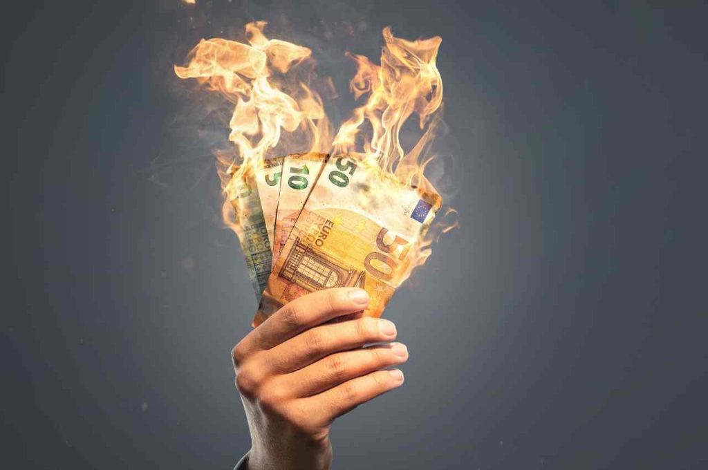 Soldi che vanno in fiamme