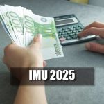 Scritta IMU 202, banconote da 100€ e calcolatrice
