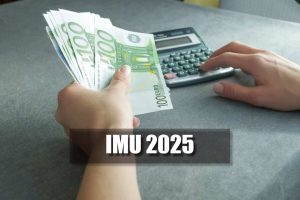 Scritta IMU 202, banconote da 100€ e calcolatrice