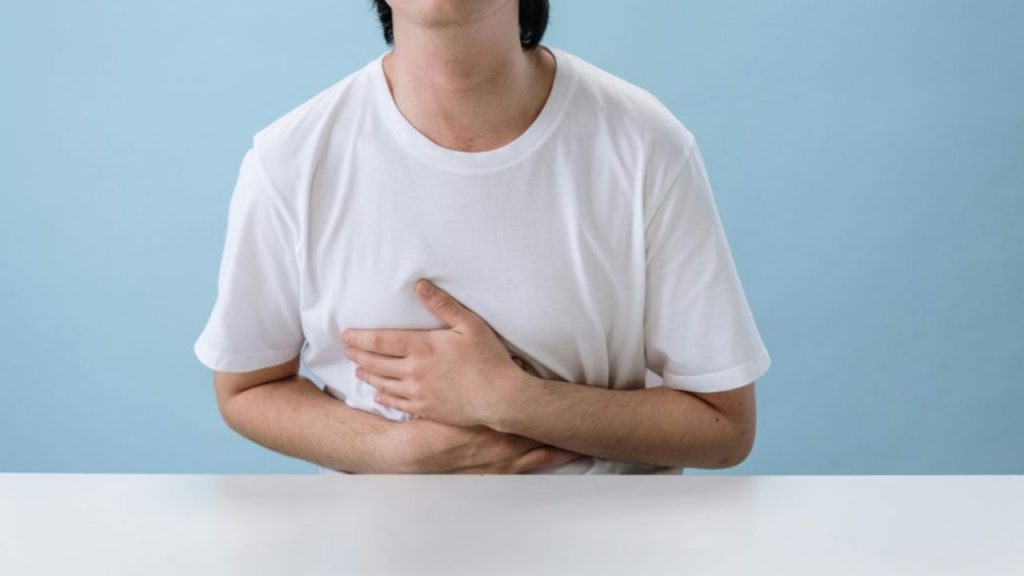 Reflusso gastrico: anche gli adolescenti ne soffrono | Meglio evitare questi alimenti nella fase acuta