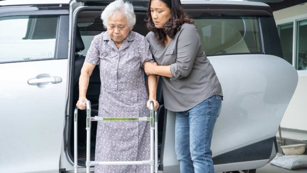Caregiver: se svolgi questo ruolo hai diritto al pensionamento anticipato | Come fare domanda