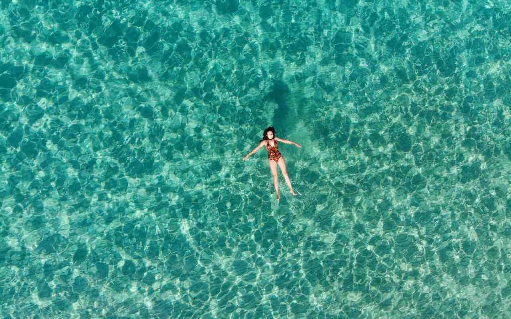ragazza nelle acque della Sardegna
