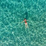 ragazza nelle acque della Sardegna