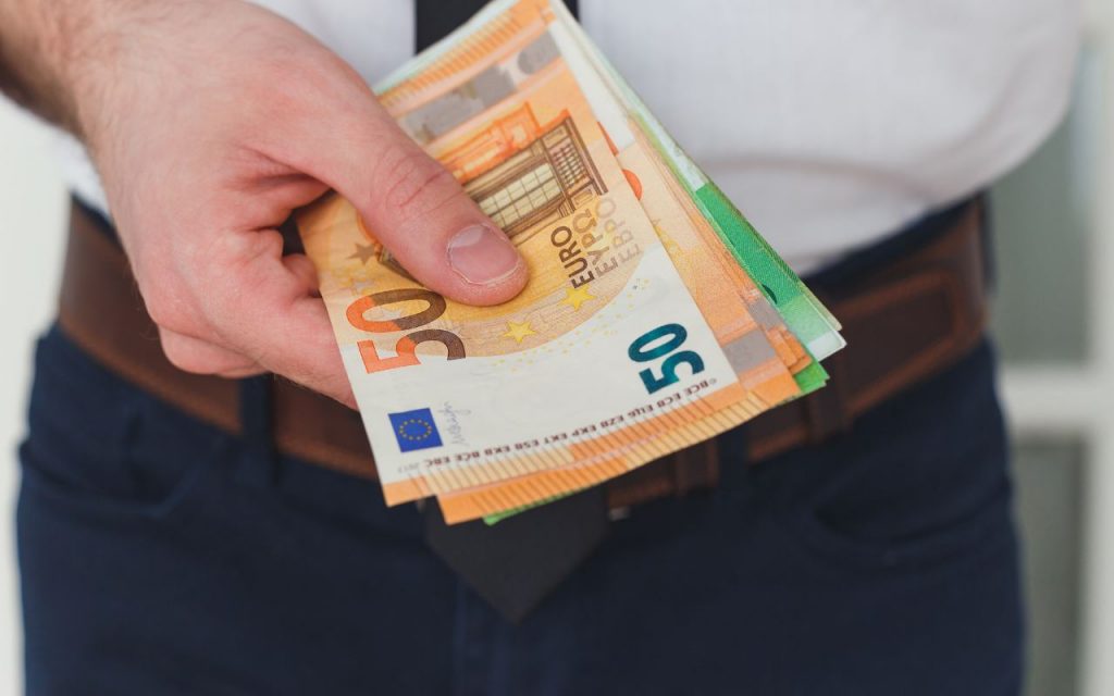 Datore di lavoro che mostra uno stipendio da 2.000€