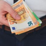 Datore di lavoro che mostra uno stipendio da 2.000€
