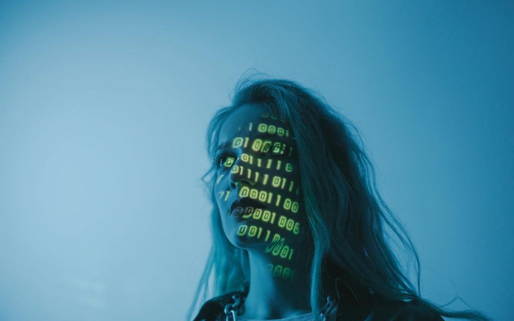 donna con un codice scritto sul volto