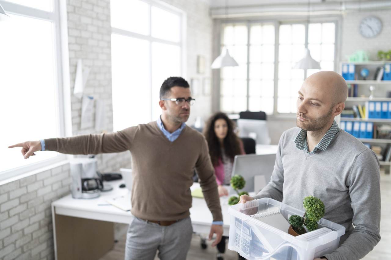 Dipendente in ufficio che viene licenziato dal datore di lavoro