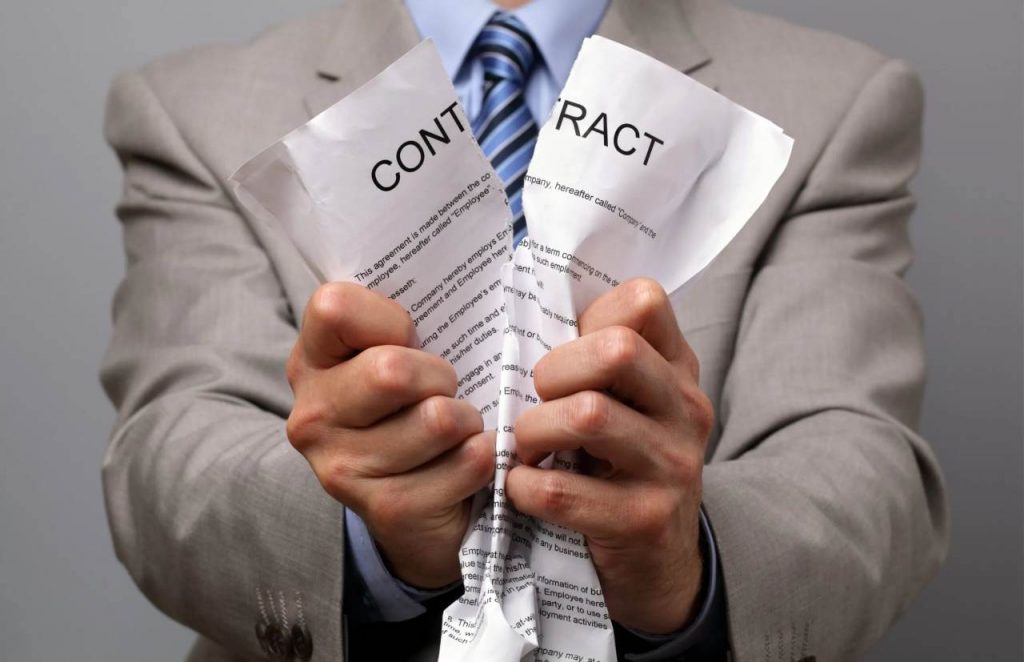 Datore di lavoro che strappa il contratto di un dipendente: licenziamento per malattia