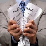 Datore di lavoro che strappa il contratto di un dipendente: licenziamento per malattia