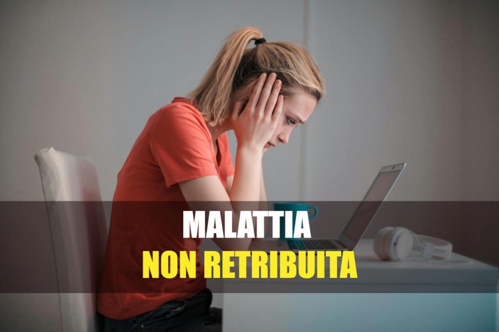 Lavoratrice malata al pc che si tiene la testa e scritta "Malattia non retribuita"