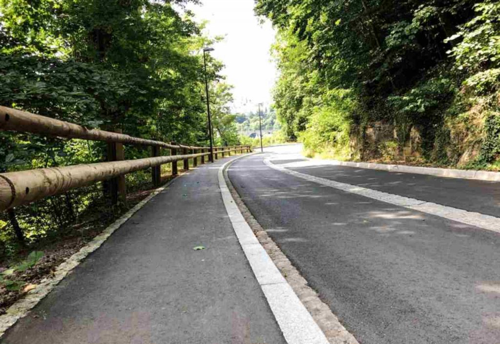 Marciapiede e strada