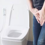 persona a fianco a un wc