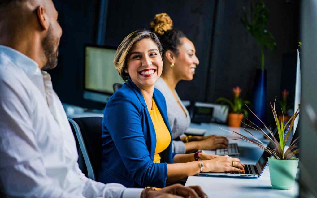 colleghi di lavoro sorridenti