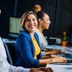 colleghi di lavoro sorridenti
