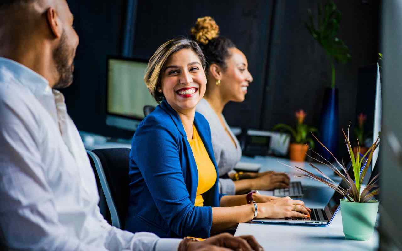colleghi di lavoro sorridenti
