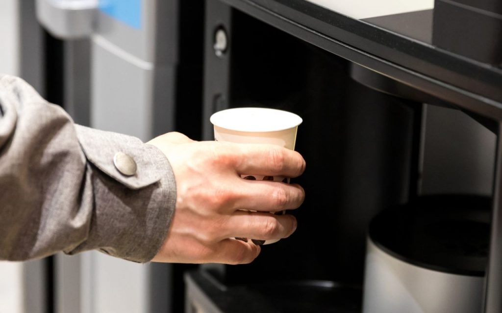 Dipendente che prende un caffè alla macchinetta