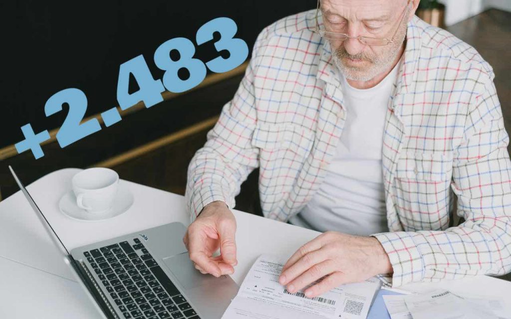 signore che fa calcoli al pc