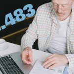 signore che fa calcoli al pc