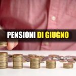 Anziana che conta le monete e scritta "Pensioni di giugno"