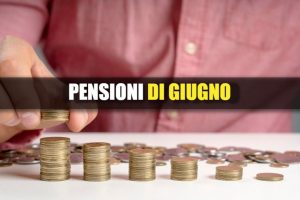 Anziana che conta le monete e scritta "Pensioni di giugno"