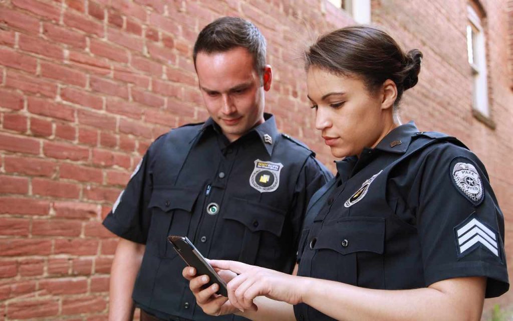 due poliziotti che visionano lo smartphone