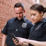 due poliziotti che visionano lo smartphone