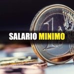 Scritta "Salario minimo" su sfondo moneta euro