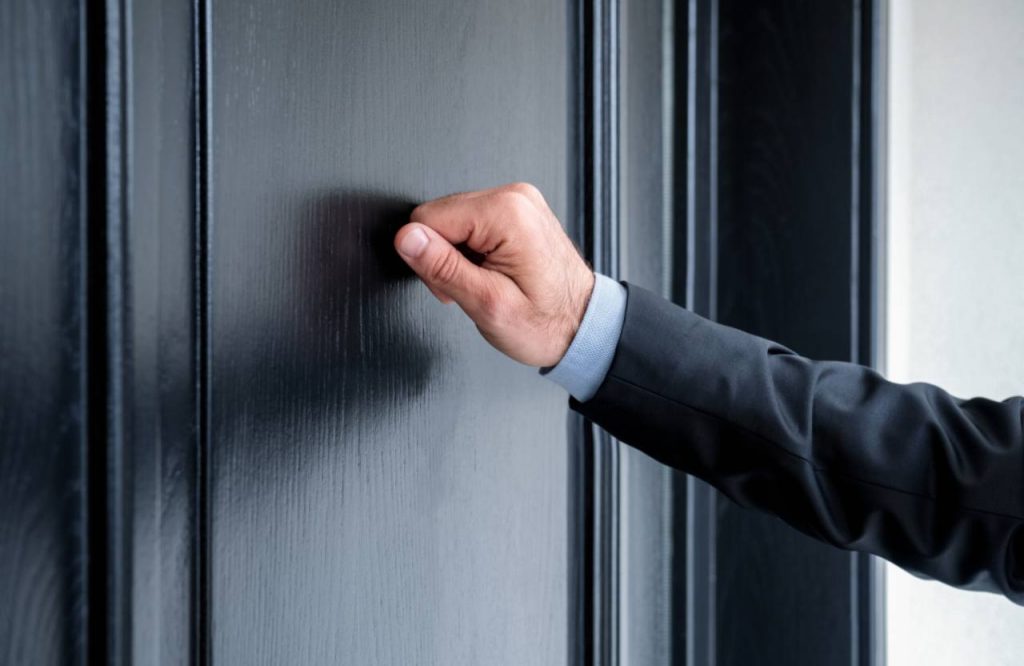 Dottore a domicilio che bussa alla porta di un lavoratore