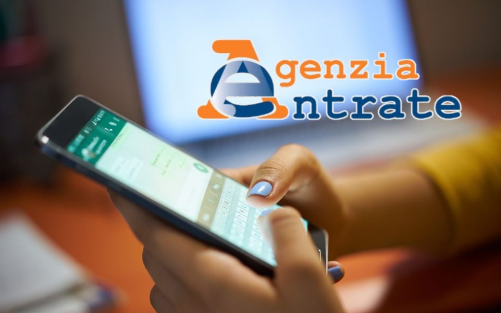 Chat di WhatsApp e logo Agenzia delle Entrate