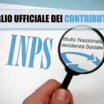 Lente d'ingrandimento su documento INPS e scritta "taglio ufficiale dei contributi"