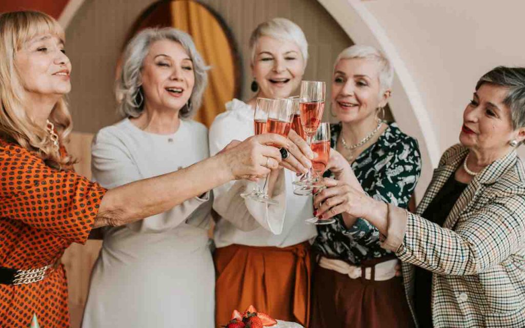 donne che festeggiano con dei drink