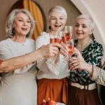 donne che festeggiano con dei drink