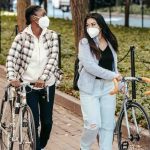 ragazzi in bicicletta con le mascherine