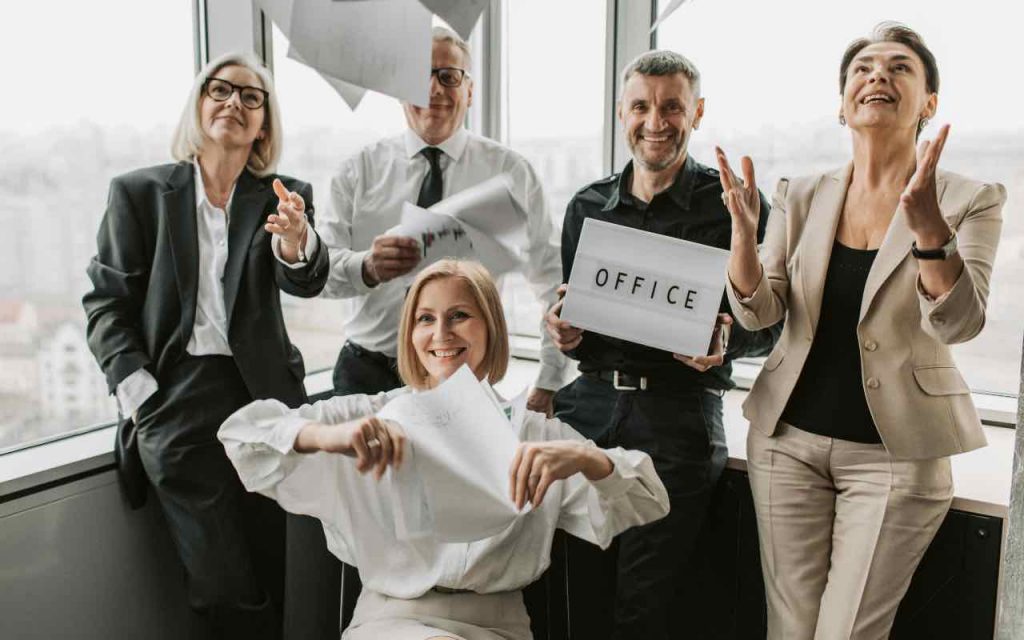 lavoratori che esultano in ufficio