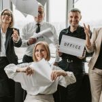 lavoratori che esultano in ufficio