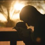 papà con il figlio neonato in braccio