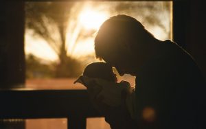 papà con il figlio neonato in braccio