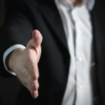 persona che allunga la mano da stringere