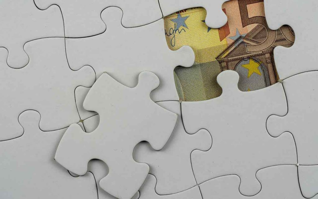 puzzle con sotto banconota da 50 euro
