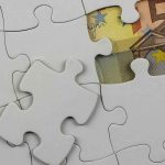 puzzle con sotto banconota da 50 euro