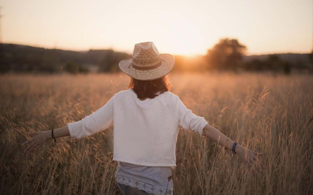 donna di spalle in campagna