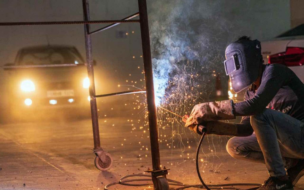 lavoratore che fa le saldature di notte