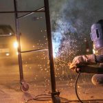 lavoratore che fa le saldature di notte