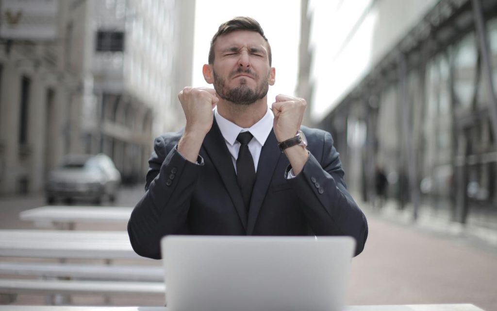 lavoratore che è disperato di fronte al pc