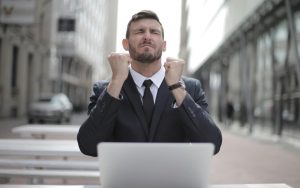 lavoratore che è disperato di fronte al pc
