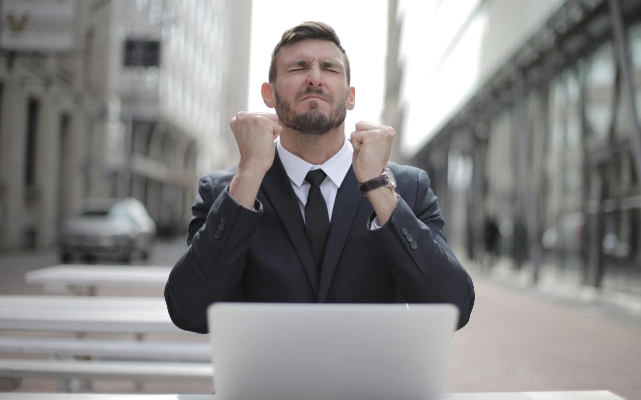 lavoratore che è disperato di fronte al pc