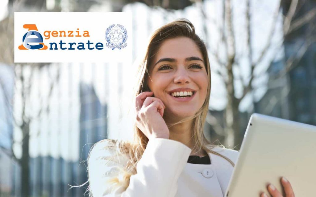 ragazza che esulta al telefono